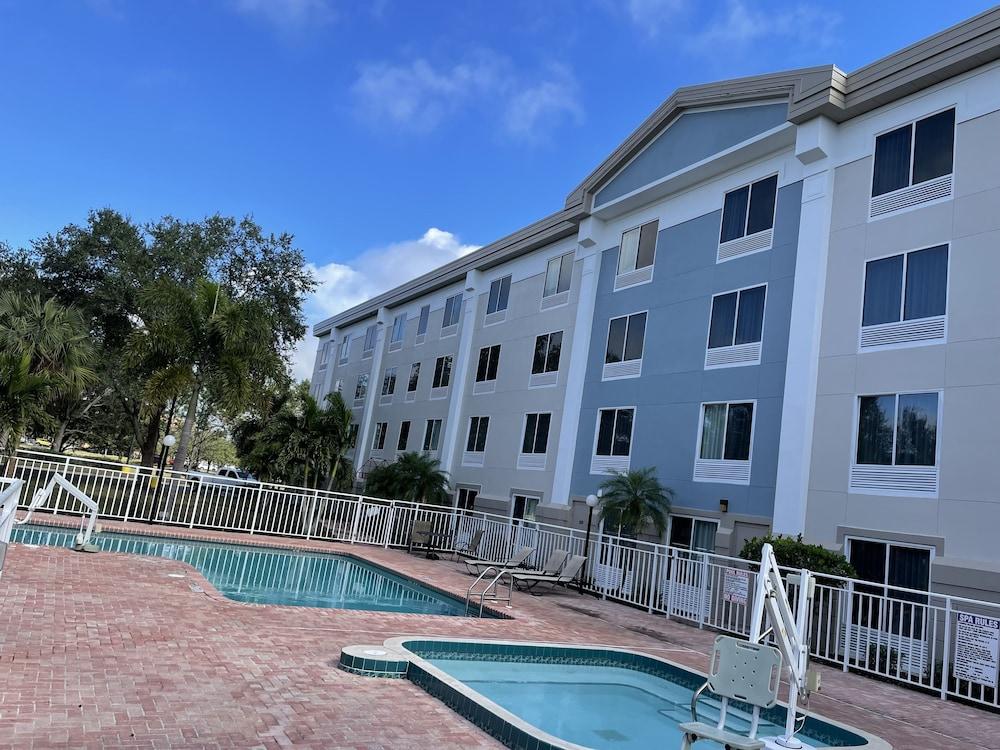 Comfort Inn & Suites Sarasota I75 The Meadows Exterior foto